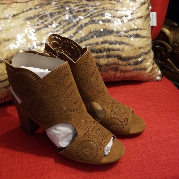 none Shoes - Brown heeled sandals sz 10